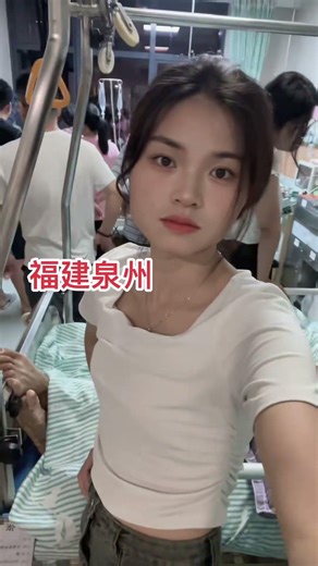 在医院的半个月，好羡慕隔壁阿姨，意外车祸，姐姐妹妹哥哥弟弟从黄山都来了，患难见真情，温馨一幕让人红了眼，有些是亲情，有些呢，偷偷看笑话还传到我们这里了🥹谁也不知道谁什么样，嘴下留情#用抖音