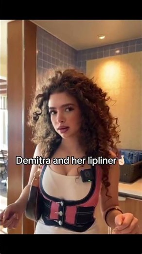 Demitra too much lip liner #kalogerassisters #demitrakalogeras #sundaykalogeras #elianakalogeras