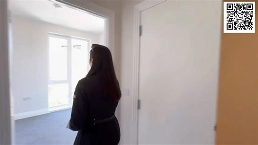 🏡 倫敦 Mill Hill 全新三房聯排別墅出售 🎥 附完整影片導覽 📍 地點：Mill Hill, NW7 🛏️ 3 房 🛁 4 浴室 📐 約 2,132 平方呎 ✨ 物業特色 ✔️ 全新住宅項目 ✔️ 附設私人停車位 ✔️ 住戶專屬健身房及禮賓服務 ✔️ 私人花園空間 ✔️ 開放式現代設計 ✔️ 設計師廚房配備 Bosch / Siemens 家電 ✔️ 落地玻璃窗，自然採光充足 🏢 社區設施 • 住戶休息室 • 媒體及娛樂空間 • 私人庭院花園 —————— 🏠 置業｜出租｜管理 一站式服務 🇭🇰🇬🇧 香港、倫敦兩地資深團隊 📲 英國團隊聯絡 Christy 👉 https://wa.me/447925522954 📺 關注 YouTube Channel 收看更多英國樓盤資訊，不停更新各區樓盤及市場分析 #ImperialDragon英國睇樓台 👉 https://youtube.com/@UKpropertychannel | Imperial Dragon Property Management