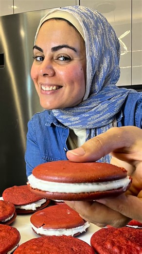 Whoopie pie بتاعة breadfast مكونات الكيك اي علبة ريد ڤيلڤت جاهزة الكريمة كيس كريم شانتيه جبنة كريمي للحلويات سكر بودرة او لبن مكثف محلى بعض النصايح يجب اتباعها هنستخدم صينية غير لاصقة او الومنيوم مدهونة زيت هننقص كمية السوائل في مكونات الكيك عشان نخلي الخليط تقيل نبعدها عن بعض و احنا بنرصها في الصينية نبعدها عن طرف الصينية ندخلها الفرن على درجة ١٧٠ من ٧ ل ١٠ دقايق وبعد كدة نشغل عليها الشواية حوالي ٣ دقايق #noha_elfishawy #nohasrecipes #whoopie #pie #foodblogger #dessert #foodporn #explore #recip