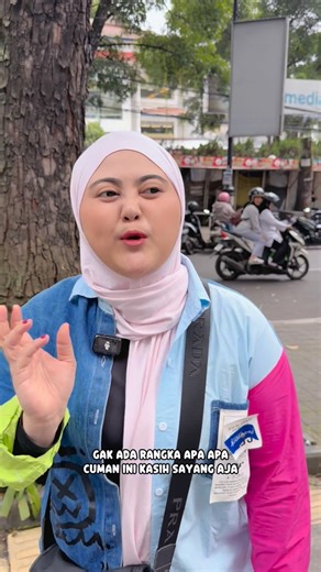 Riweuhmom on Instagram: "Berhasil membahagiakan suami dengan membelikan laptop Modern 14 dan Cyborg 13❤️😘 Belinya di MSI Store BEC karena banyak promo dan ada free min pembelanjaan🥰 @msigaming_indonesia @msistore.bec #msi #msinotebookid #laptopgaming #msistorebec"