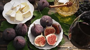 Kaasschotel met Camembert Brie, gezonde sappige: stockbeeldmateriaal en -video's (rechtenvrij) 3680713383 | Shutterstock