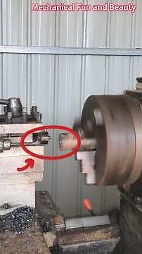 A device for rapidly drilling center holes using a lathe tool post