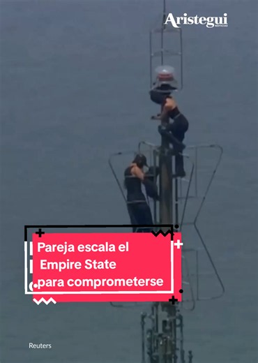Un hombre y unamujer fueron arrestadas después de escalar el Empire State Building en Nueva York para comprometerse. La pareja, vestida de negra y con sus caras cubiertas, desplegó una pancarta en la parte más alta del edificio de 443 metros que decía: