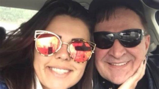 Imao aferu sa 30 godina mlađom koleginicom o kojoj je brujala javnost: Pevača žena izbacila iz kuće kad je saznala