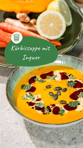 🎃Wärm dich auf – mit dieser cremigen Kürbissuppe mit Ingwer & Kokosmilch! Aromatisch, leicht exotisch und in unter 30 Minuten fertig! Perfekt für kalte Herbsttage. Speicher dir das Rezept und überzeuge dich, von diesem leckeren Rezept. 🎃Kürbissuppe mit Ingwer und Kokosmilch Zutaten für 6 Personen: 800 g Hokkaidokürbis, geputzt gewogen 600 g Möhre, geschält gewogen 1 Stück Ingwer ca. 5 cm lang 1 Zwiebel 2 EL Butter 1 Liter Gemüsebrühe 500 ml Kokosmilch Salz und Pfeffer Sojasauce 1 Saft von eine