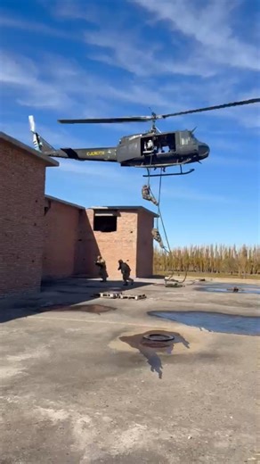 Práctica de infiltración mediante sistema Fast Rope. #argentina #fyp #parati #combat #fast #rope