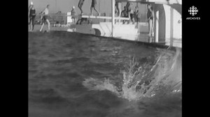 Plongez et venez vous rafraîchir à la piscine en 1963! ⛱🏊‍♀️ Que ce soit au Natatorium de Verdun, ou ailleurs à Montréal. Source : 20 ans express, 27 juillet 1963 (remontage) | Les Archives de Radio-Canada