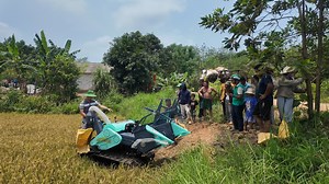 Hiếu Machitech - Máy gặt lúa mini 1.4 Blue thực tế tại Gio...