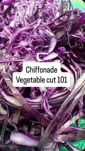 @ahliyyaammanuni Chiffonade cut 🌿 is a French knife technique used to slice leafy vegetables or herbs (like basil, spinach, lettuce, or mint) into fine, thin ribbons. 🔪 How to do a Chiffonade cut: 1. Stack the leaves neatly on top of each other. 2. Roll them tightly into a cigar-like shape. 3. Slice crosswise into thin strips using a sharp chef’s knife. 🥬 Uses: • Garnishing soups, salads, or pastas. • Adding a delicate, fresh look and flavor to dishes. 📏 Typical size: • Thin ribbons about 1–