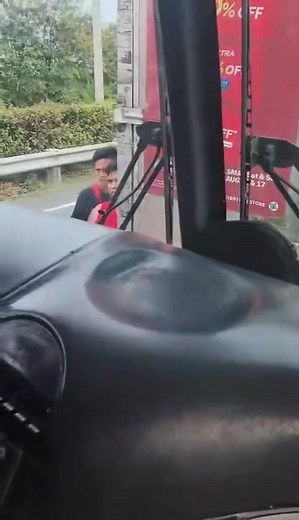 May cctv lahat ng unit ng bus ng victory liner hindi naman din didiretcho lang ng driver kung may kasalanan ang driver ng victory kung may kasalanan ginagawan ng report at kaukulang action agad ng kumpanya ng victory liner kung may pag kakamali mainam na pag usapan ng maayos bago gumawa ng action masyadong agrisibo yung driver ng truck kayo lang po makakakita kung anong attitude ng dalawang panig kung sa tingin nyo may mali mga idolo .. ilang taon nadin na ilang beses ko na nakasama ang driver n