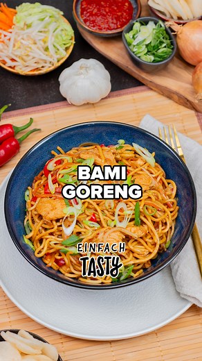 Einfach Tasty on Instagram: "Dieses einfache Bami Goreng Rezept ist schneller fertig als jede Lieferung – und schmeckt dabei sogar besser als vom Lieblingsimbiss. 🍜😋 🛒 Du brauchst: 👉 400 g Hühnerbrust, 80 g Zwiebeln (gehackt), 1 Knoblauchzehe (gehackt), 100 g Karotten, 150 g Rote Paprika, 150 g Chinakohl, 100 g Mungbohnensprossen, 300 g Instant-Nudeln, 40 ml Kecap-Manis (süße Sojasauce), 40 ml Austernsauce, 40 ml Helle Soja Sauce, 40 ml Sambal Oelek (Würzsauce auf Chilibasis), Frühlingszwieb