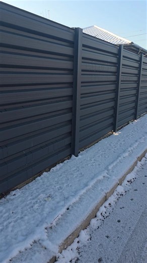 Rezista la frig acest gard? Tabla cutată pentru gard nu e un produs pe care îl iei la nimereală Contează grosimea culoarea lungimea și felul în care o montezi ca să nu arunci bani pe pierderi La Depozit Virtual nu cumperi singur dintr o listă Vorbești cu un consultant care știe materialele și te ajută să alegi exact ce îți trebuie Tabla cutată se debitează pe comandă pe culoarea dorită și la dimensiunea potrivită astfel încât să nu rămâi cu resturi inutile Comanzi online simplu primești exact ce