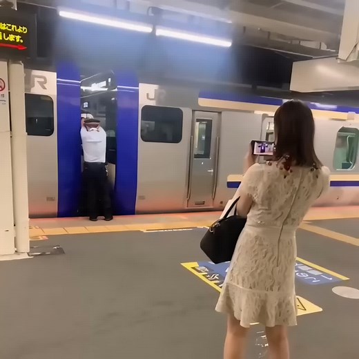 鉄ヲタしてたら友達に盗撮されてた！！！ 連結の瞬間ってテンション上がっちゃう🙈❤️ #吉高寧々 #笑顔 #電車 #鉄道 #おねねスマイル