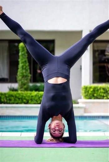 The Perfect Side Stretch 1-Minute Yoga Pose for Flexibility #stretching #yoga #flexibility