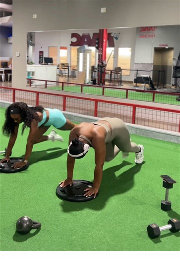 full body partner workout 🏋🏾‍♀️ don’t start jan 1st .. start NOW 👏🏾 @Justus Eason #workout #fitness #fypage #fypシ #workoutmotivation