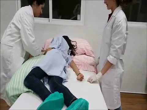 Movilización del paciente a posición de Sims