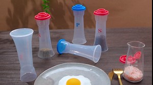 Dandat Set of 8 Plastic Salt and Pepper Shakers Salt Shaker with Lid Hourglass Salt Shaker Pepper Food Containers Salt Shaker with Funnels for Restaurant Kitchen Camping, Red and Blue