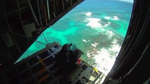 海岸警卫队空投紧急用品