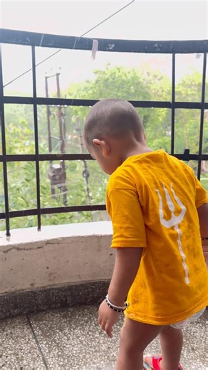 Baby’s First Rain Experience 🌧️ Pure Wonder & Curiosity | 1 Year Old Milestone 💙 #shorts