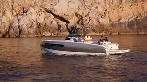 The GT280, the first born, has an “half-reverse bow”, sharp and sturdy at the same time. Its pure sides are handled “ad hoc”, with homogeneous transitions from solid to empty, making an exception for the windows and air inlets, made as simple fissures to stress the monolithic signs. The choice of this special bow shape increases the floating length, guaranteeing more longitudinal stability and offering more space in below deck, gaining more cabin comfort. | Invictus Yacht