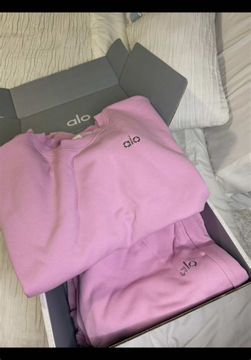 I'm OBSESSED with this color 🩷 I got the whole set of course. #alo #aloyoga #sweatset #fyp
