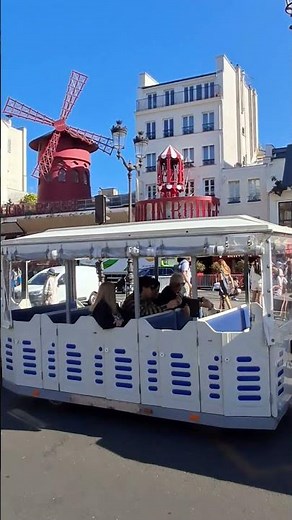 Le Moulin Rouge à Paris 18ème arrondissement, juillet 2026.