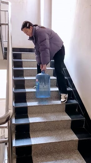 Home Life Tips: Carrying Water Bottles Effectively