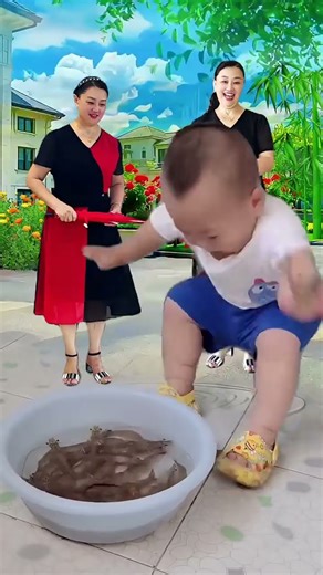 Baby playing is so funny!!😂 赤ちゃん、エビに全力ビビる🤣👶💥
