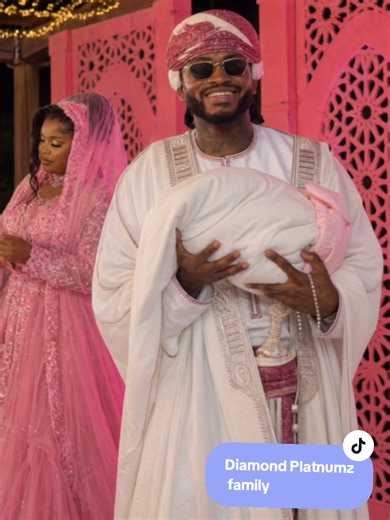 🥹👑 DADDY’S LITTLE PRINCESS! 🍼💖 Look at Diamond Platnumz proudly carrying his baby girl Princess Sandrah Naseeb during the Sherehe za Siku 40! 🥹❤️ The whole celebration was giving LOVE, FAMILY & HAPPINESS! 🎉🇹🇿 Friends and family came together to celebrate this beautiful milestone, and the smiles say it all! 😍✨ Fans are melting over this daddy moment, calling Diamond a loving father and supportive husband. ❤️👨‍👧 And Zuchu? 👑💕 A blessed wife and proud mother! ✨ 40 DAYS OF PRINCESS SAND
