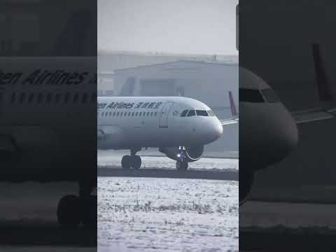 看大飞机起降震撼现场#飞机#大飞机#飞机起飞#飞机降落#机场 Watch the big plane take off and land #plane#bigplane #planelanding