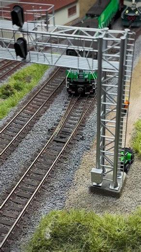 A pair of SW1000’s (Athearn) crawling through the crossover with two 2 bay hoppers. | JustN2Trains - Edgewater Shortline