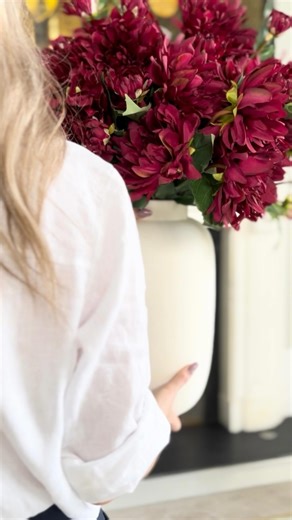 Unrivalled faux flowers, designed to draw you in from the very first moment they’re unboxed💜 With thoughtful design, lifelike detail - and a promise to last far beyond fresh - each stem has been hand-crafted to deliver realism without ever compromising on quality. Discover nature-inspired burgundy eucalyptus that mirrors exactly what you see outdoors, late-season purple hydrangeas you’ll never replicate in fresh, and burgundy dahlias in a palette perfectly made for Autumn. Thoughtfully designed