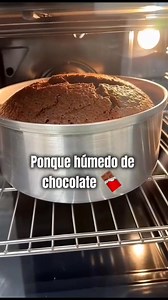 Ingredientes ​Harina de trigo (todo uso): 250 g ​Azúcar: 300 g ​Cacao en polvo (sin azúcar): 75 g ​Huevos: 2 grandes ​Leche: 250 ml (puedes usar leche con una cucharadita de vinagre para hacer "buttermilk") ​Aceite vegetal: 120 ml (girasol o maíz para que quede más húmedo) ​Agua caliente: 250 ml (este es el secreto para intensificar el cacao) ​Polvo de hornear: 2 cucharaditas ​Bicarbonato de sodio: 1 cucharadita ​Sal: ½ cucharadita ​Esencia de vainilla: 1 cucharadita ​Preparación Paso a Paso ​Pr