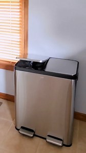 Tired of mixing up trash and recycling? Not anymore! Our Dual Compartment Trash Can makes it a breeze with its two removable 30-liter inner buckets. Get organized in style! ♻️💡 #TrashSortingMadeEasy #RecycleRight #ekotrashcan #kitchendesign 📷cantinhonoseua | EKO Home