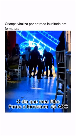 Notícias | Fofocas e Entretenimento on Instagram: "Um momento inesperado roubou a cena durante uma cerimônia de formatura e acabou viralizando nas redes sociais. Uma criança chamou atenção ao fazer uma entrada totalmente fora do comum, arrancando risadas do público e dos internautas. O vídeo se espalhou rapidamente, com muitos comentários elogiando a espontaneidade e o carisma da criança, além de transformar a formatura em um momento ainda mais memorável. 🎥: juareztenorio93 #noticias #familia #