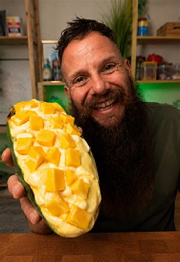 Mango-Eis im Mixer ?📌 Rezept speichern 👇 🥭 Zutaten: • Mango • Milch • Honig • Eiswaffel Speicher dir das Rezept ab und schick’s dem, der dir das jetzt machen muss. #mangoeisrezept #sommerrezept #mrgoldbart