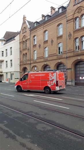 NEF der Feuer- und Rettungswache 1 Düsseldorf auf Einsatzfahrt