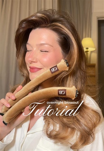 overnight blowout tutorial using 2 rods ✍🏼🪽step by step details below: - detangle gently - so important to prep with the right haircare: @Kérastase 8hr magic serum & @Redken bandage balm on miss ends - part your top section from about the ears upwards - use a slipknot to secure the section whilst you wrap around the first @Overnight Blowout rod - remove slipknot - repeat on back section by brushing all hair up, slipknot ponytail, then wrap hair around - i like to keep the slipknot in just so i