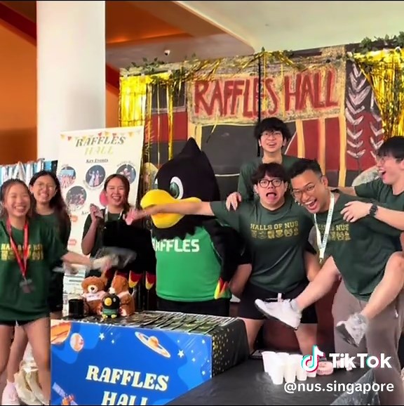 🏠 Explore living on campus! Discover the vibrant ⚡️ energy of hall life, the 🤗 close-knit community of a residential college, or the 🙋 independence of student residences. With a variety of options available, there’s a home for everyone at NUS. Find out more at @OkOSA! 🌟Which one suits you best?🌟 📖 Be inspired by our undergrads and alumni: nus.edu/shapeyourfuture2025 📌 Looking for admissions info? Visit nus.edu/apply. ☝️ Our link in bio has all these links! #NUS120 #NUSOpenHouse #ShapeYour