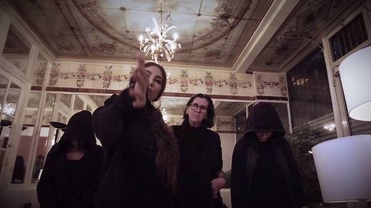 À l'occasion de la journée internationale de lutte contre les violences faites aux femmes, voici mon coup de gueule de trop, à défaut d'en parler, on essaie d'agir en musique. #quipeutprétendrefairedurapsansprendreposition Merci infiniment à l'association FIT une femme un toit qui a accepté de nous ouvrir les portes de leur foyer pour tourner cette vidéo, merci à toutes ces femmes extraordinaires que j'ai pu rencontrer à cette occasion! Réal: Kub & Cristo #balancetonporc | CHILLA