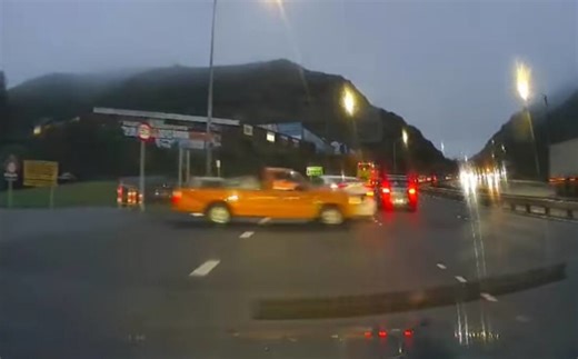 Watch: Dash cam captures dramatic ute crash on Wellington highway