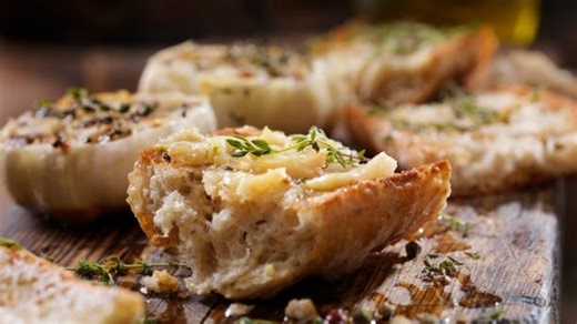 Make perfect homemade garlic bread with simple ingredients and easy steps