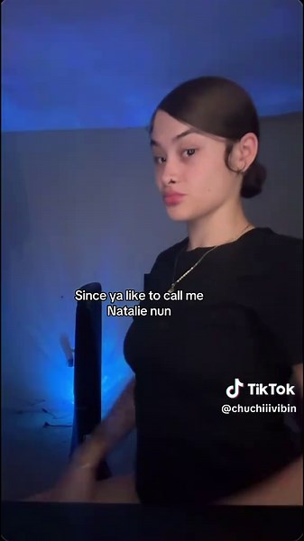 Nah i do got a long chin but hers is big and strong😭😭 #fyp #viral