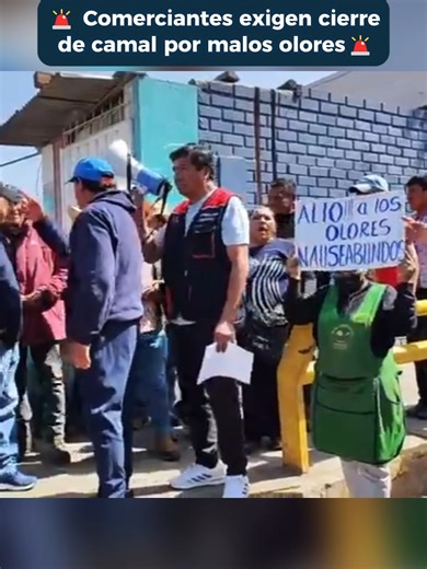 🚨 En Arequipa, comerciantes de Río Seco protestan por los fuertes olores y exigen el cierre o traslado del camal administrado por Sermamet. Denuncian afectación a sus ventas y salud, mientras otros señalan que la contaminación también proviene de residuos en la zona. #Arequipa #RíoSeco #CerroColorado #Protesta #Salud #NoticiasArequipa #hoy #fyp #viral #noticia #perú #arequipa #noticiasarequipa #arequipanoticias #ultimominuto #noticiasperu #terrible