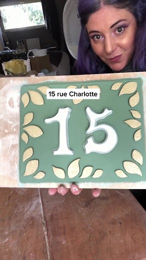 Dernière étape de la fabrication de la plaque de rue pour Charlotte. Engobe et émaux. #ceramique #plaque #rue #numero #maison #cadeau #cremaillere #proprietaire #artisanat #surcommande