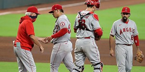 Suarez hit hard by Astros in twin-bill opener