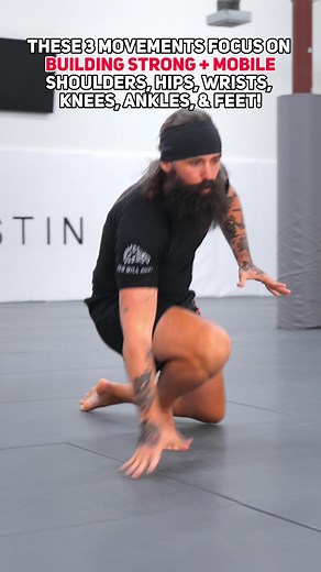 Start the week strong and set the bar high by adding this ground based bodyweight complex into your Monday workout 🦾 The power of adding these crawling patterns and ground based locomotion movements into your training should not be underestimated! 🦎 By performing these types of movements on a regular basis they can work to improve your total body strength, coordination as well as increase your mobility and stability. 🦍 But that's not all! Here are six additional benefits of crawling and groun