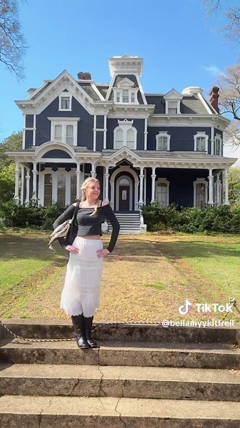 Exploring the Creel House in Stranger Things