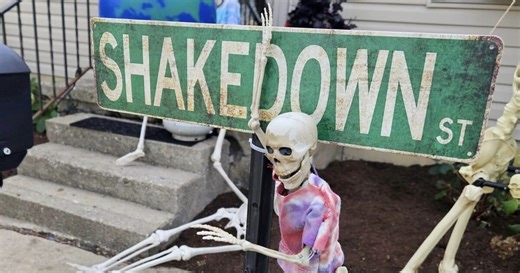 This Hippie Halloween Skeleton Display Gives "Grateful Dead" A Whole New Meaning [Photos]